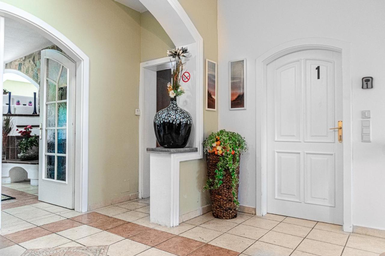Exquisite Shared Villa - Your Private Room In This Beautiful Home Viena Exterior foto